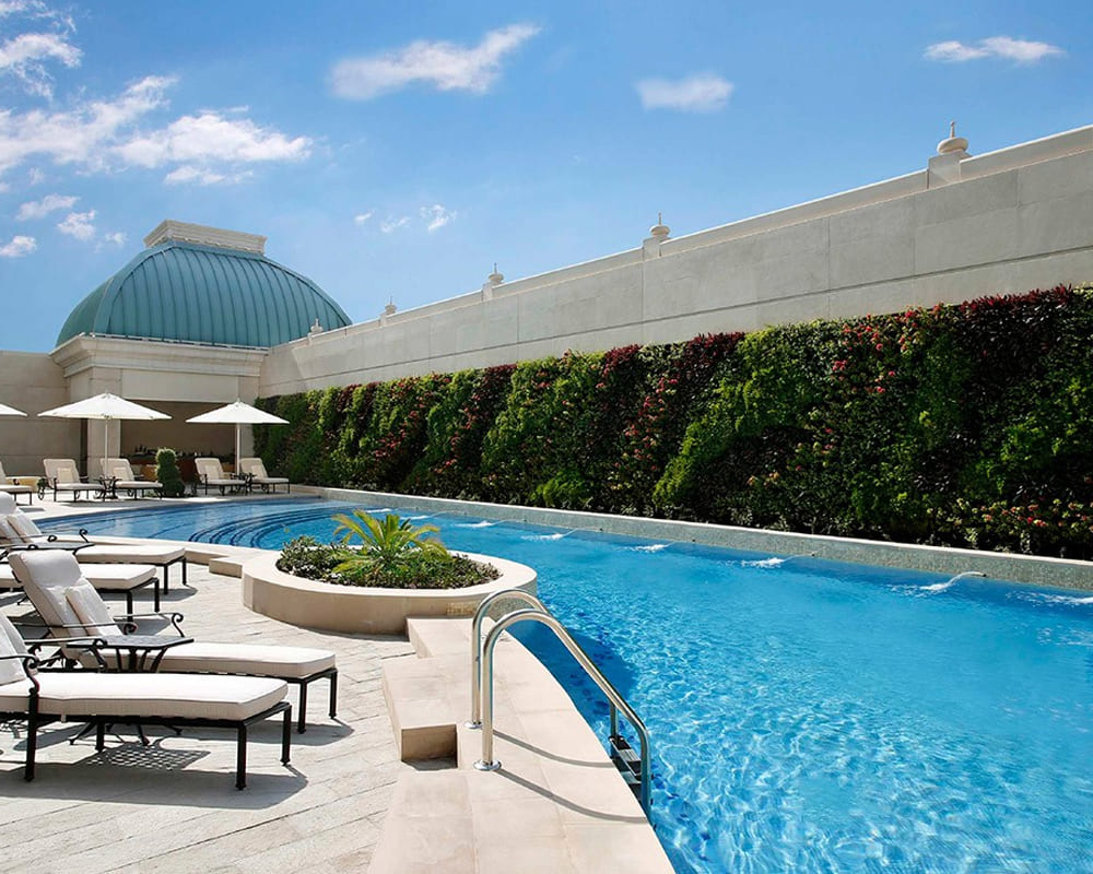 高端写字楼屋顶泳池