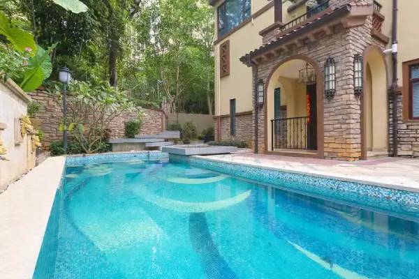 私人别墅建造泳池，选址和面积有哪些关键考量因素？